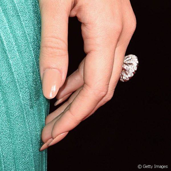Durante o Golden Globe Awards 2015, Lana Del Rey escolheu um esmalte nude para combinar com seu vestido verde esmeralda